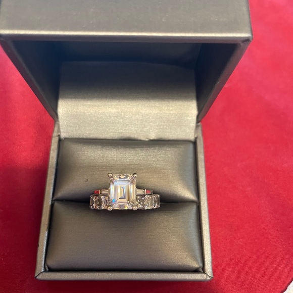 Emerald Mossianite  10x8mm White Gold - Picture 6 of 7